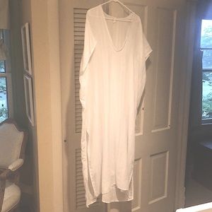 Swim cover up in white Cotten & simple bead detail